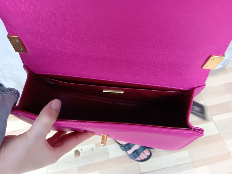 ảnh chụp chi tiết phần bên trong của túi chanel bản màu hồng